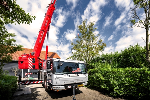 Dutch-crane-company-receives-one-of-Europes-first-Grove-GMK4080L-all-terrain-cranes-4.jpg