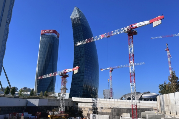Eight-Potain-cranes-team-up-to-construct-Milans-stunning-new-CityWave-building-01.jpg