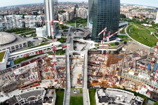 Eight-Potain-cranes-team-up-to-construct-Milans-stunning-new-CityWave-building-03.jpg