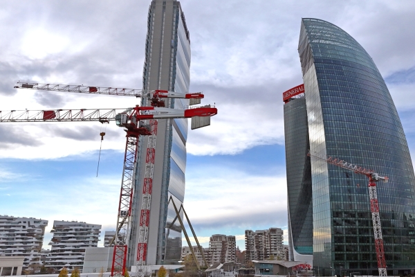 Eight-Potain-cranes-team-up-to-construct-Milans-stunning-new-CityWave-building-06.jpg