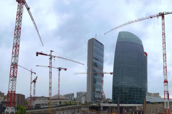 Eight-Potain-cranes-team-up-to-construct-Milans-stunning-new-CityWave-building-08.jpg