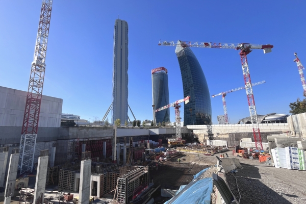 Eight-Potain-cranes-team-up-to-construct-Milans-stunning-new-CityWave-building-09.jpg