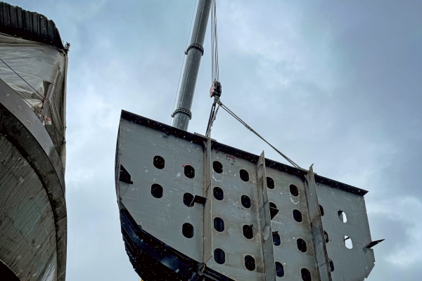 NessCampbells-new-Grove-GMK6450-1-powers-towboat-assembly-in-Seattle-04.jpg