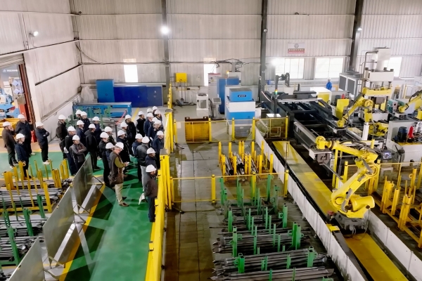 Manitowoc-impresses-customers-on-Potain-factory-tour-in-China-02.jpg