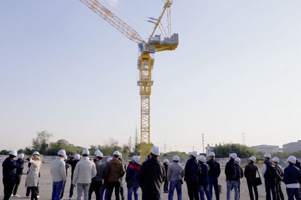 Manitowoc-impresses-customers-on-Potain-factory-tour-in-China-03.jpg