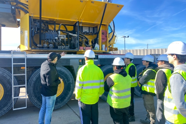 Spanish-students-discover-the-future-of-crane-technology-at-Manitowoc-02.jpg