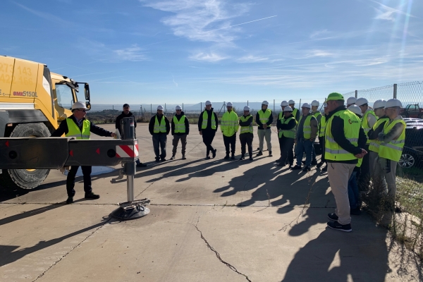 Spanish-students-discover-the-future-of-crane-technology-at-Manitowoc-03.jpg