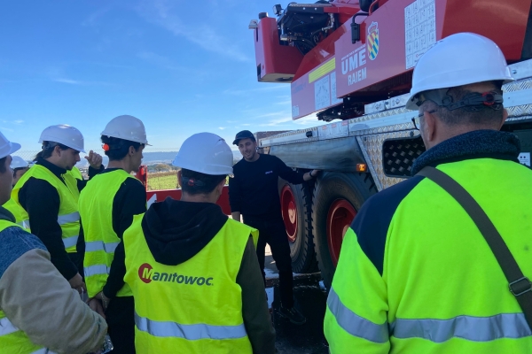 Spanish-students-discover-the-future-of-crane-technology-at-Manitowoc-04.jpg