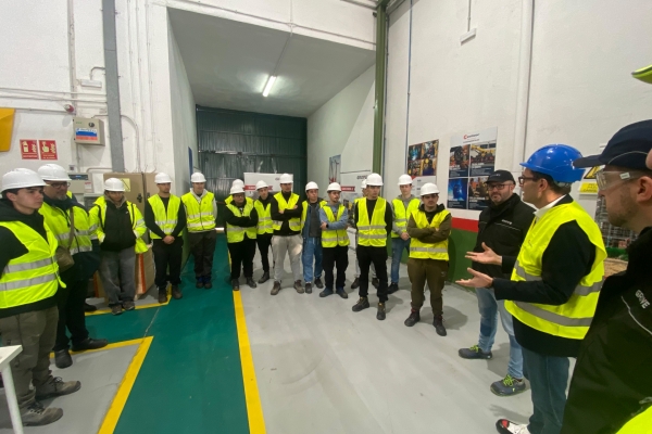 Spanish-students-discover-the-future-of-crane-technology-at-Manitowoc-05.jpg