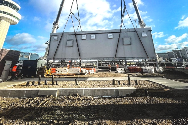 Two-Grove-GMK5150XL-all-terrain-cranes-team-up-for-tandem-lift-at-UKs-Gatwick-Airport-3.jpg