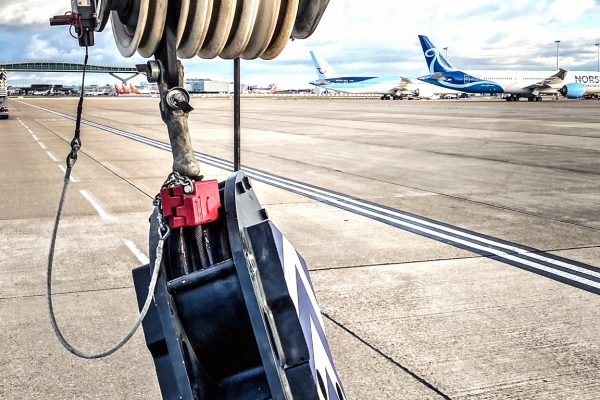 Two-Grove-GMK5150XL-all-terrain-cranes-team-up-for-tandem-lift-at-UKs-Gatwick-Airport-4.jpg