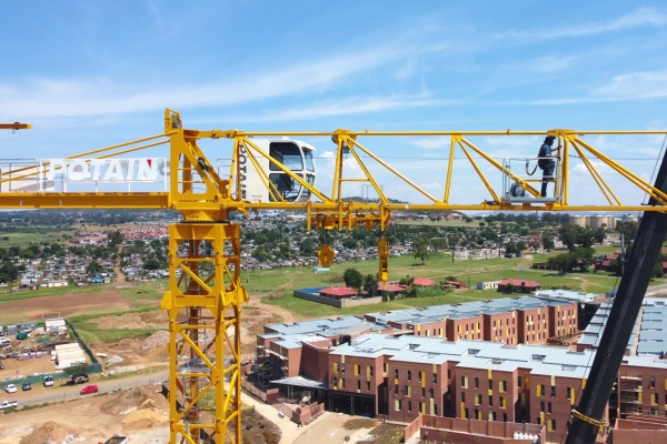 Potain-MCT-185-supports-construction-of-new-housing-project-in-South-Africa-01.jpg
