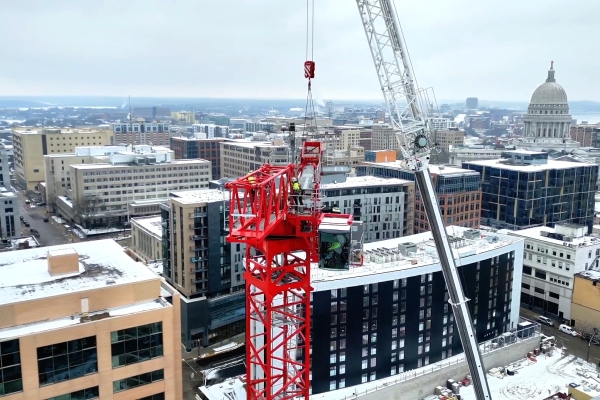 Potain-tower-cranes-help-transform-Madisons-downtown-skyline-under-an-airport-flight-path_01.jpg
