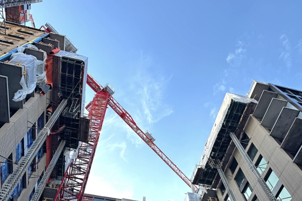 Potain-tower-cranes-help-transform-Madisons-downtown-skyline-under-an-airport-flight-path_07.jpg