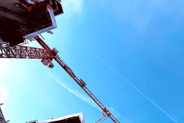 Potain-tower-cranes-help-transform-Madisons-downtown-skyline-under-an-airport-flight-path_08.jpg