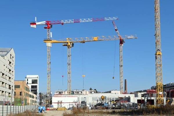 Four-topless-Potain-cranes-delivering-stunning-Sky-Views-over-Lyon-05.jpg