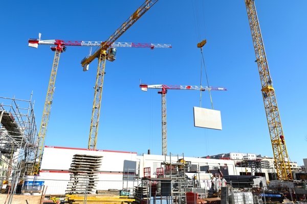 Four-topless-Potain-cranes-delivering-stunning-Sky-Views-over-Lyon-07.jpg