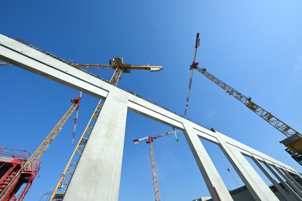 Four-topless-Potain-cranes-delivering-stunning-Sky-Views-over-Lyon-09.jpg