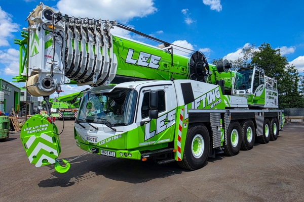 Lights-Camera-Lift--Grove-GMK5250XL-1-creates-movie-magic-with-Lee-Lifting-01.jpg