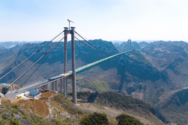 Potain-MCT-385-hits-new-heights-on-worlds-tallest-bridge-2.jpg