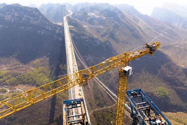 Potain-MCT-385-hits-new-heights-on-worlds-tallest-bridge-4.jpg