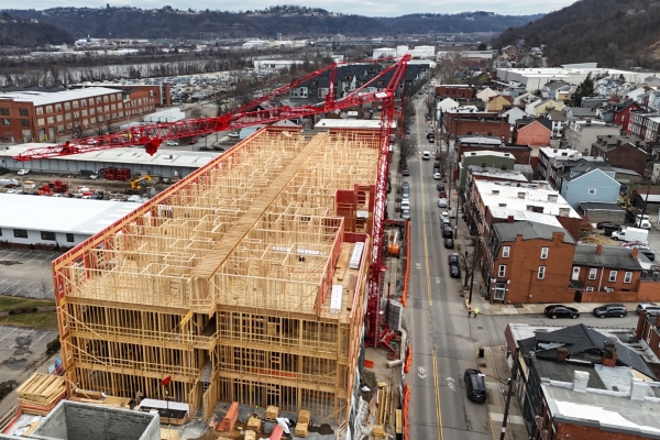 84-Lumber-uses-two-Potain-self-erecting-cranes-to-tackle-tight-space-apartment-build_02.jpg
