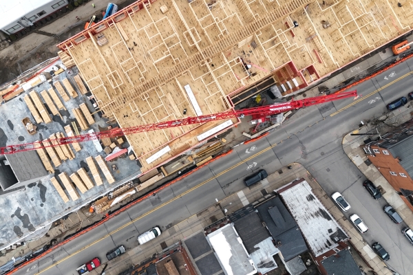 84-Lumber-uses-two-Potain-self-erecting-cranes-to-tackle-tight-space-apartment-build_03.jpg