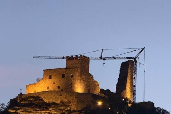 Restoration-begins-at-Rocca-di-Varano-with-Potain-Igo-T-99-Self-Erecting-crane-01.jpg