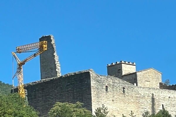 Restoration-begins-at-Rocca-di-Varano-with-Potain-Igo-T-99-Self-Erecting-crane-03.jpeg