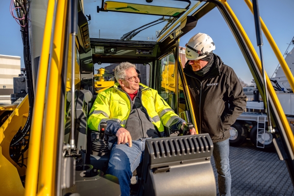 German-crane-rental-company-SMS-Autokrane-strengthens-fleet-with-a-new-Grove-GMK4080L_02.jpg