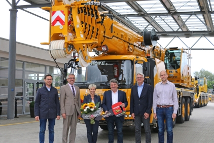 Manitowoc-delivers-landmark-Grove-GMK4100L-1-at-special-ceremony-1.jpg
