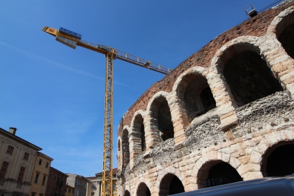 Potain MDT 98 plays a role in Verona Arena production