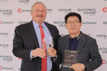Manitowoc-and-Shinwoo-Development-Co.-celebrate-their-partnership-at-bauma-2019.JPG