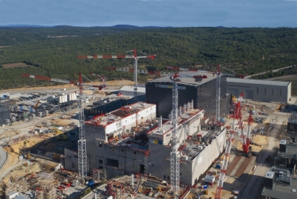 The Potain MDT 368, MD 560, MD 610 and MD 485 on the job to complete the main building after dismantling the MDT 308 in the central Bioshield.