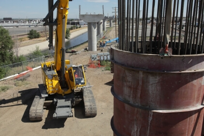 GroveGHC75helpsconstructSkywayBridgeColoradoslongest-elevatedrailway.JPG