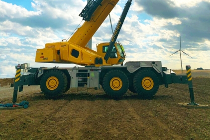 Nebraska-Crane-adds-strength-and-flexibility-to-its-fleet-with-a-Grove-GRT9165-1.jpg