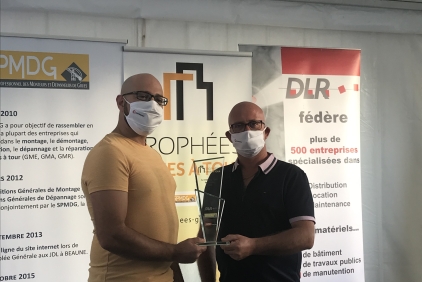 Manitowoc-scoops -Tower-Crane-Assembly-of-the-Year-award-at-JDL-Expo-2020.JPG