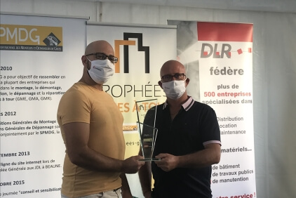Manitowoc-scoops -Tower-Crane-Assembly-of-the-Year-award-at-JDL-Expo-2020.JPG