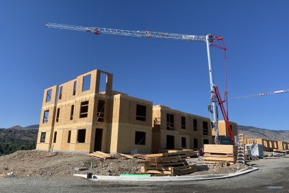 Potain-Hup-M-28-22-self-erecting-tower-crane-fast-tracks-apartment-project-in-Nevada-01.jpeg