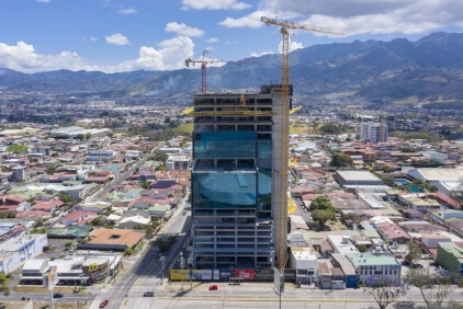Pair-of-Potain-tower-cranes-erect-one-of-the-most-advanced-buildings-in-Costa-Rica-01.jpg