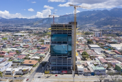 Pair-of-Potain-tower-cranes-erect-one-of-the-most-advanced-buildings-in-Costa-Rica-01.jpg