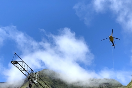 Potain-MCT-58-installed-by-helicopter-on-hydroelectric-dam-at-volcano-foot-02.jpg