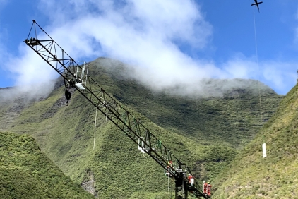 Potain-MCT-58-installed-by-helicopter-on-hydroelectric-dam-at-volcano-foot-02.jpg