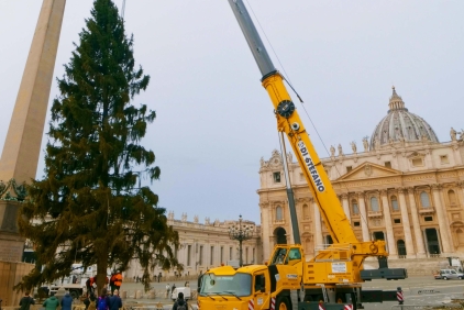 Grove-GMK5250L-1-all-terrain-crane-installs-the-Vaticans-Christmas-tree1.jpg