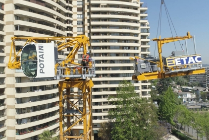 South-American-company-Gruas-y-Equipos-Cruz-del-Sur-overcomes-space-restricted-urban-jobs-with-Potain-MCH-125-1.jpg