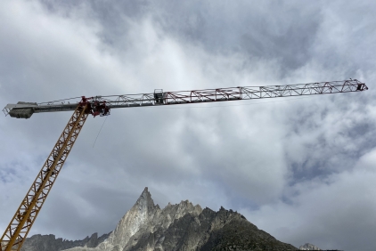 MTW-News--Potain-MDT-109-cranes-assembled-by-helicopter-on-French-glacier-01.jpg