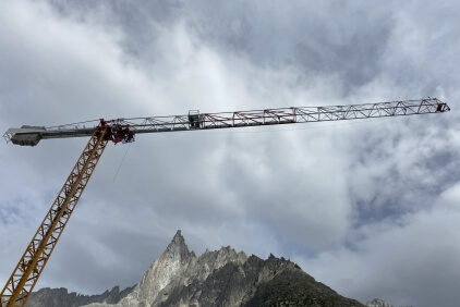 MTW-News--Potain-MDT-109-cranes-assembled-by-helicopter-on-French-glacier-01.jpg