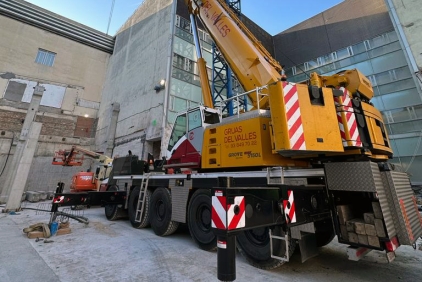 Spanish-crane-rental-company-chooses-Grove-for-local-hospital-remodeling-01.jpg