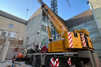 Spanish-crane-rental-company-chooses-Grove-for-local-hospital-remodeling-01.jpg