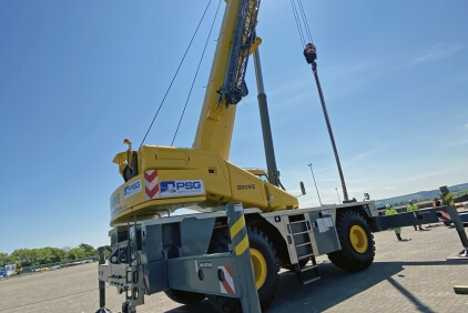PSG-Marine-and-Logistics-takes-delivery-of-the-first-Grove-GRT8100-1-to-arrive-in-the-UK-01.jpg